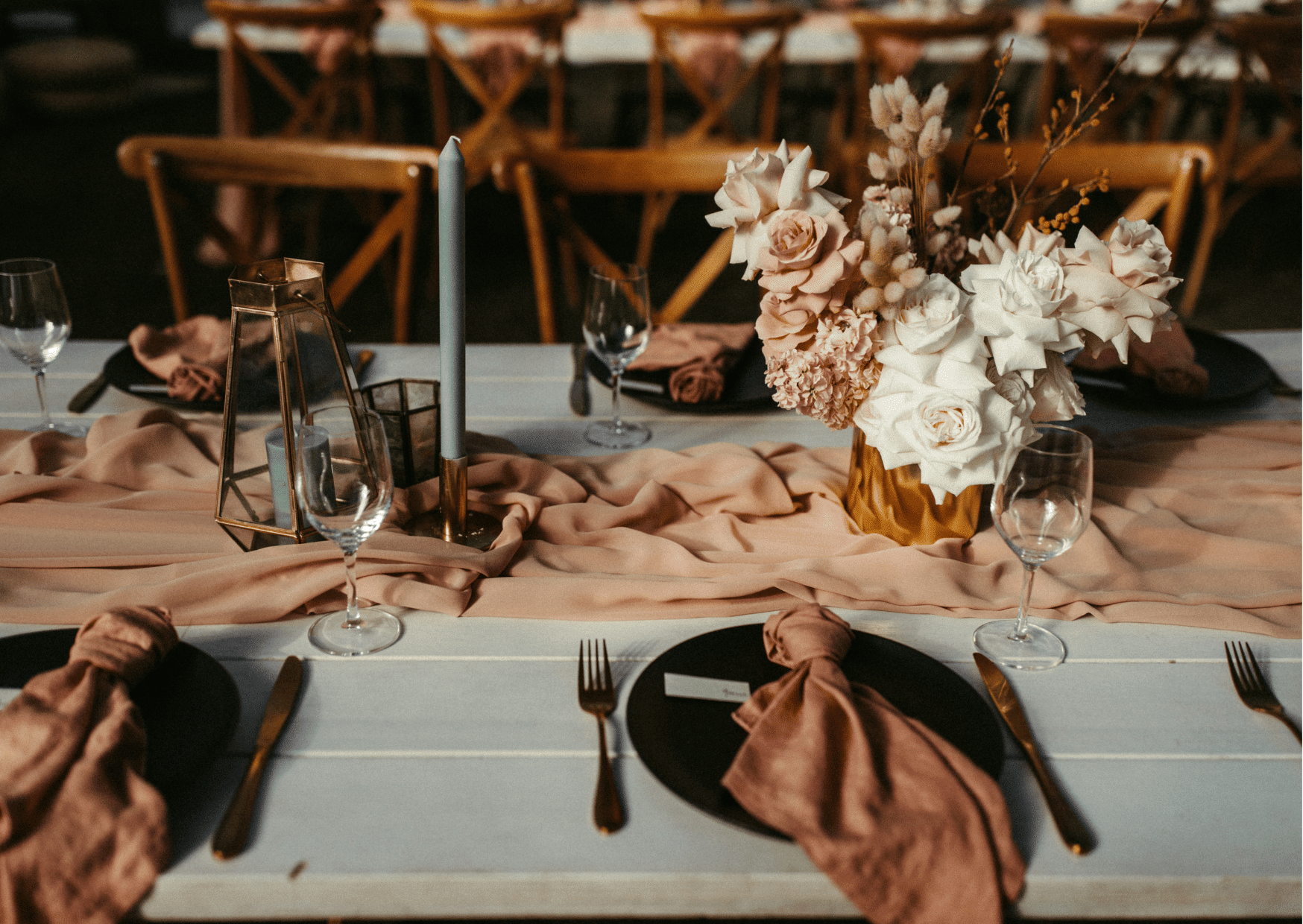 Wedding table with dusty pink napkin and roses